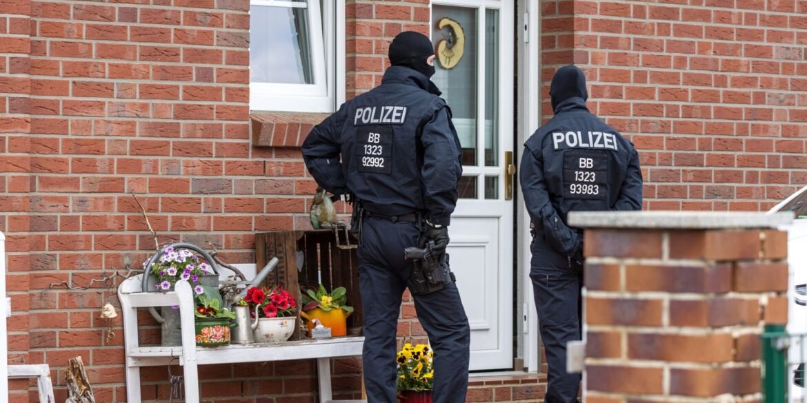 Den Angeklagten wird unter anderem ein Brandanschlag auf ein Kulturzentrum in Altdöbern (Brandenburg) vorgeworfen. (Archivbild)