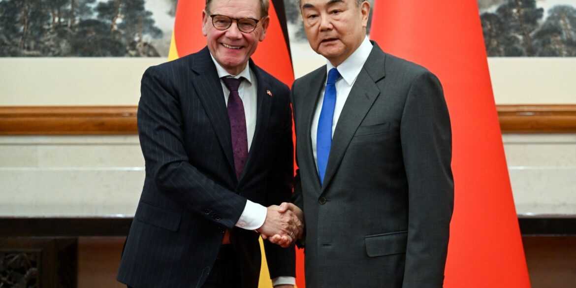 Beim Treffen von Außenminister Johann Wadephul (l., CDU) mit seinem chinesischen Kollegen Wang Yi geht es auch um Handelsbarrieren und den russischen Angriffskrieg auf die Ukraine.