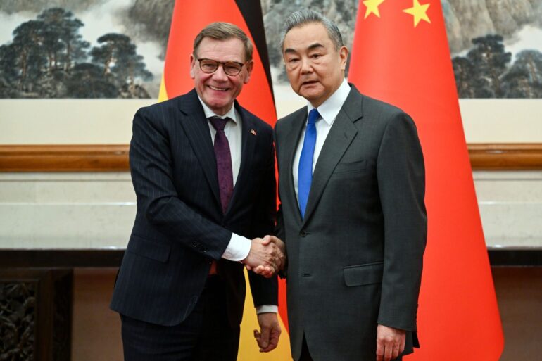 Beim Treffen von Außenminister Johann Wadephul (l., CDU) mit seinem chinesischen Kollegen Wang Yi geht es auch um Handelsbarrieren und den russischen Angriffskrieg auf die Ukraine.