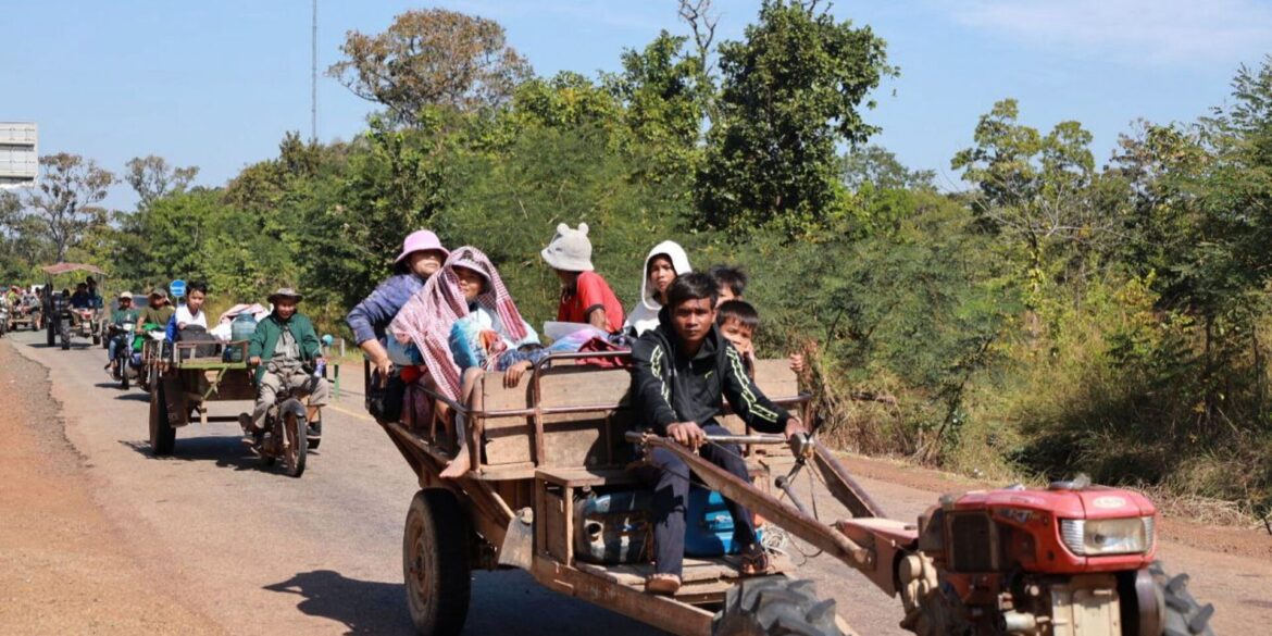 Vor der neuerlichen Gewalteskalation fliehen die Anwohner im Grenzgebiet von Thailand und Kambodscha – mitunter auch auf Traktoren.