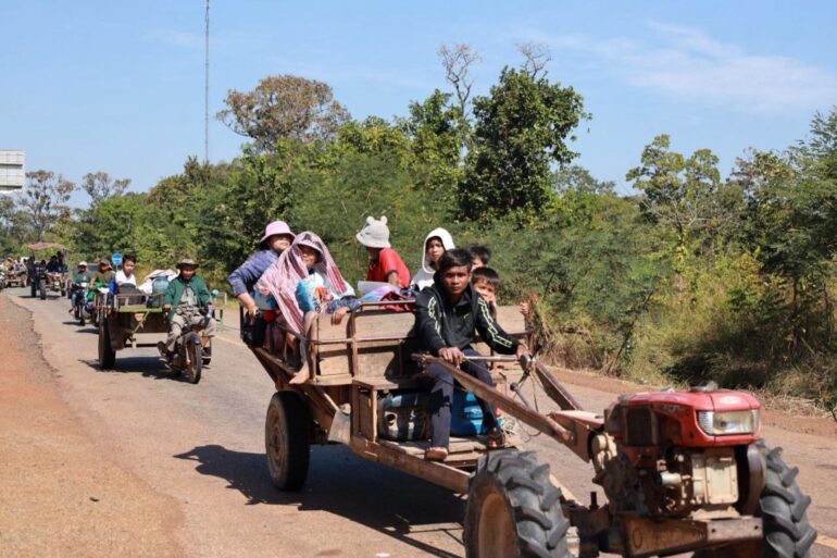 Vor der neuerlichen Gewalteskalation fliehen die Anwohner im Grenzgebiet von Thailand und Kambodscha – mitunter auch auf Traktoren.