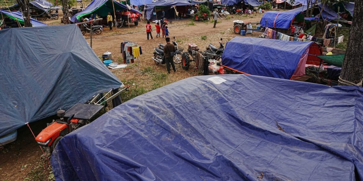 Evakuierte Menschen in der kambodschanischen Provinz Oddar Meanchey, wo sie auf einem Schulgelände vor den Kämpfen zwischen Thailand und Kambodscha Zuflucht suchen. (Archivbild)