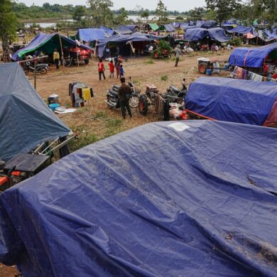 Evakuierte Menschen in der kambodschanischen Provinz Oddar Meanchey, wo sie auf einem Schulgelände vor den Kämpfen zwischen Thailand und Kambodscha Zuflucht suchen. (Archivbild)