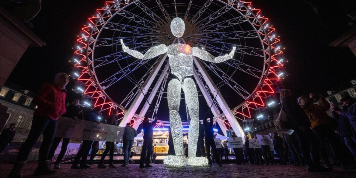 Eine Leuchtpuppe macht auf den Welt-Aids-Tag aufmerksam.
