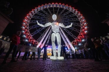 Eine Leuchtpuppe macht auf den Welt-Aids-Tag aufmerksam.