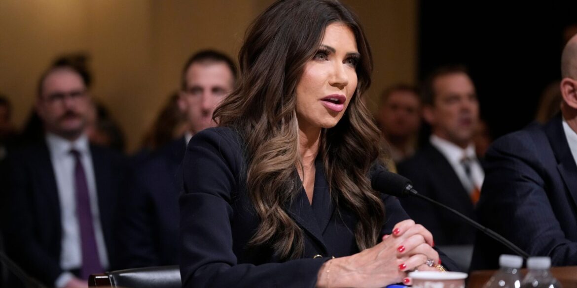 Worum geht es der US-Regierung bei Angriffen auf angebliche Drogenboote und der Beschlagnahmung von Öltankern in der Karibik wirklich? US-Heimatschutzministerin Kristi Noem lässt eine Antwort erkennen.