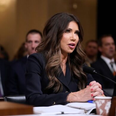 Worum geht es der US-Regierung bei Angriffen auf angebliche Drogenboote und der Beschlagnahmung von Öltankern in der Karibik wirklich? US-Heimatschutzministerin Kristi Noem lässt eine Antwort erkennen.