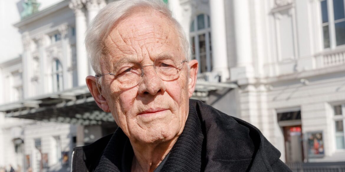 Becker feierte sowohl auf der Bühne als auch im Film und im Fernsehen Erfolge.