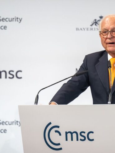 Der amtierende Vorsitzende der Münchner Sicherheitskonferenz, Wolfgang Ischinger, hat zusammen mit dem Stiftungsrat entschieden, dass AfD-Politiker an der Konferenz 2026 teilnehmen dürfen. (Archivfoto)