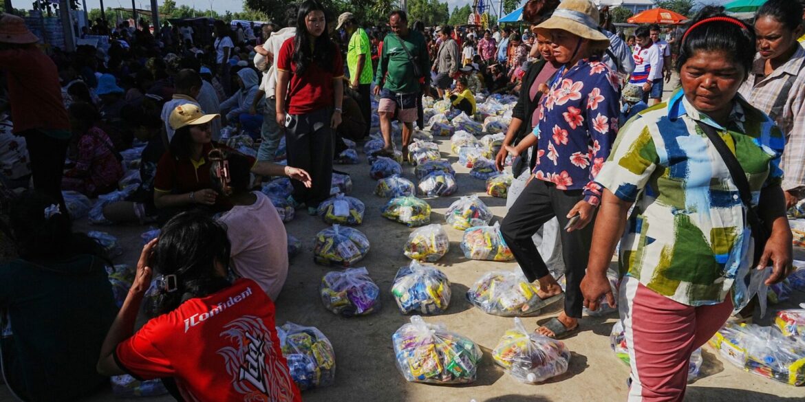 Mehr als 500.000 Personen auf beiden Seiten des Grenzkonflikts wurden durch die Gefechte in die Flucht gedrängt. Hier warten Evakuierte in der Provinzstadt Banteay Menchey in Kambodscha auf eine Spende von einer lokalen Wohltätigkeitsorganisation.