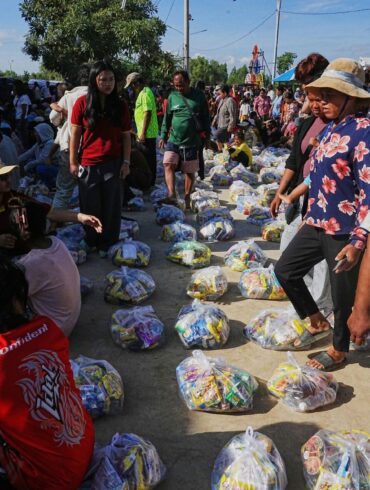 Mehr als 500.000 Personen auf beiden Seiten des Grenzkonflikts wurden durch die Gefechte in die Flucht gedrängt. Hier warten Evakuierte in der Provinzstadt Banteay Menchey in Kambodscha auf eine Spende von einer lokalen Wohltätigkeitsorganisation.