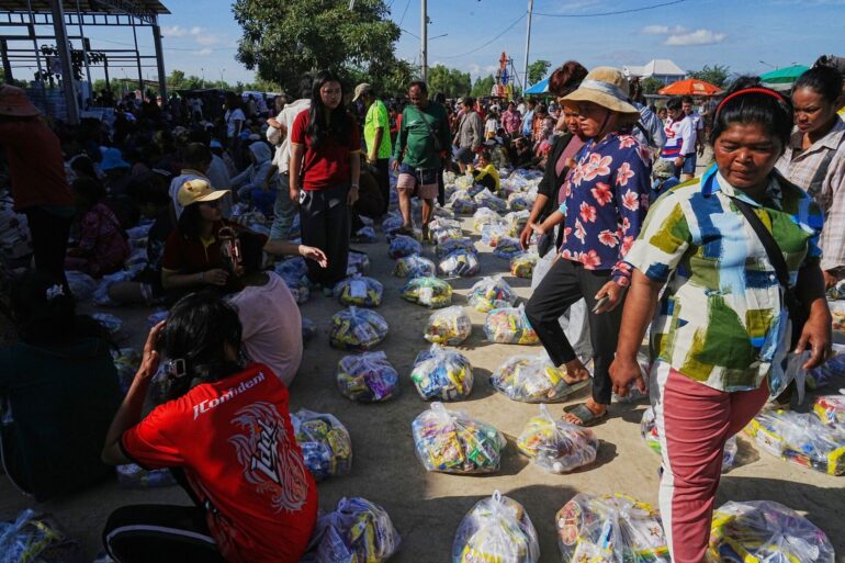 Mehr als 500.000 Personen auf beiden Seiten des Grenzkonflikts wurden durch die Gefechte in die Flucht gedrängt. Hier warten Evakuierte in der Provinzstadt Banteay Menchey in Kambodscha auf eine Spende von einer lokalen Wohltätigkeitsorganisation.