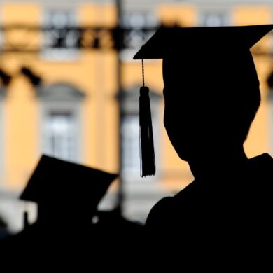Frauen starten häufiger ein Studium als Männer, doch auf dem Weg zur Professur sinkt ihr Anteil deutlich. (Symbolbild)