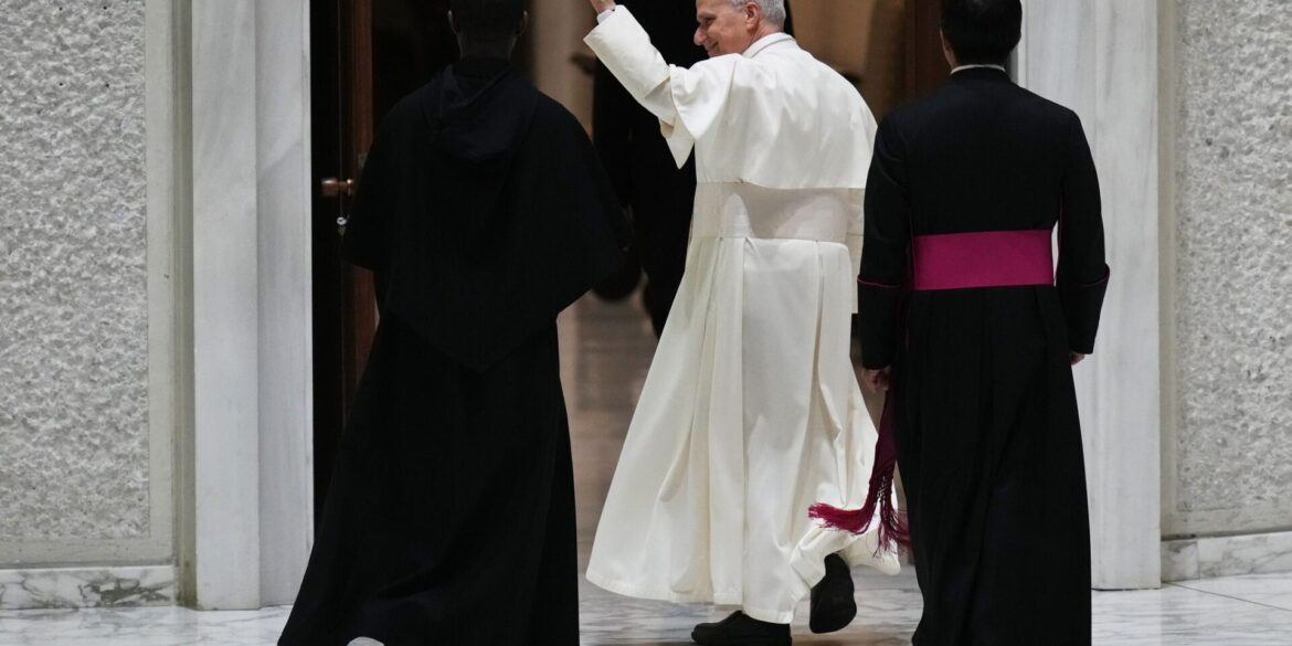 Papst Leo XIV. (M) verlässt nach einer Audienz mit den Spendern des Weihnachtsbaums und der Weihnachtskrippe, die auf dem Petersplatz aufgestellt wurden, die Halle Paul VI. im Vatikan.