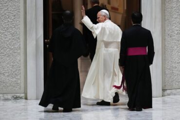 Papst Leo XIV. (M) verlässt nach einer Audienz mit den Spendern des Weihnachtsbaums und der Weihnachtskrippe, die auf dem Petersplatz aufgestellt wurden, die Halle Paul VI. im Vatikan.
