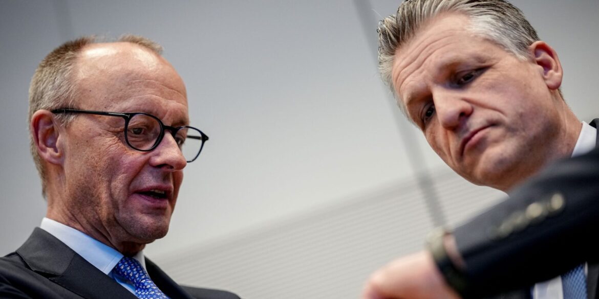 Friedrich Merz und Thorsten Frei mit einem Blick auf die Uhr