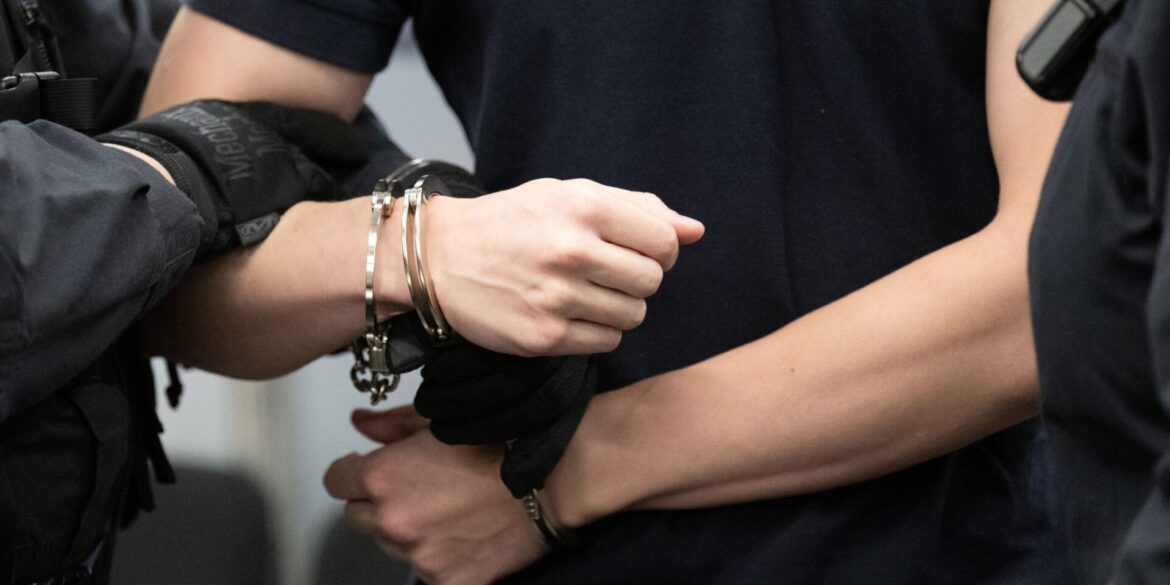 Am Oberlandesgericht Dresden müssen sich acht junge Männer aus der rechten Szene wegen Beteiligung an einer terroristischen Organisation verantworten.