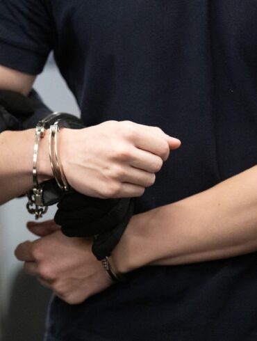 Am Oberlandesgericht Dresden müssen sich acht junge Männer aus der rechten Szene wegen Beteiligung an einer terroristischen Organisation verantworten.
