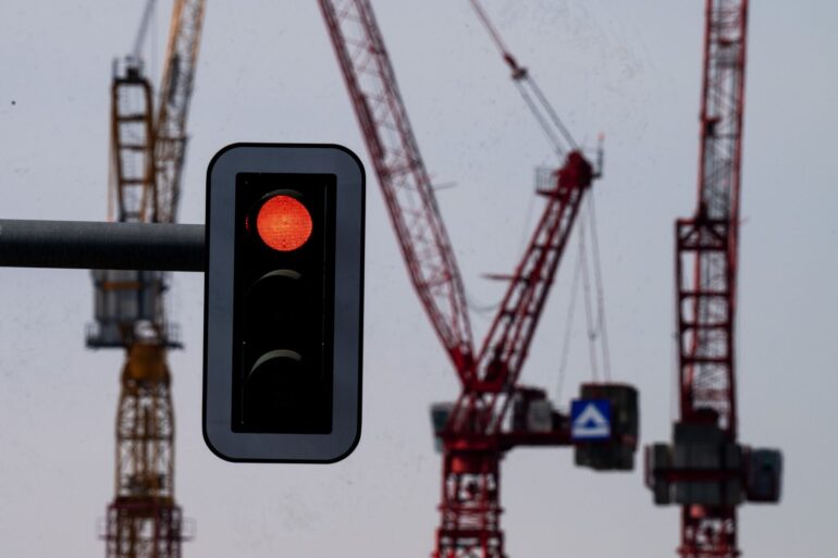 Es sieht wieder etwas schlechter aus. Die Bundesregierung senkt die Wachstumsprognose für dieses Jahr. (Symbolbild)