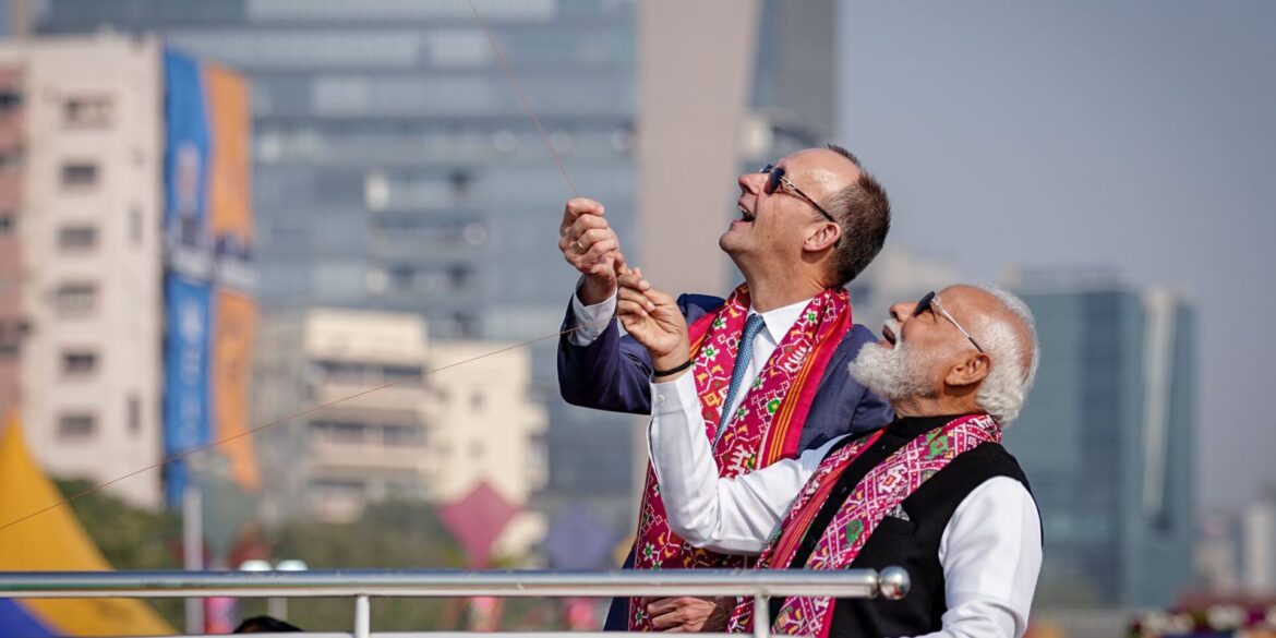Merz und Modi ziehen beim Drachenfestival an einem Strang.