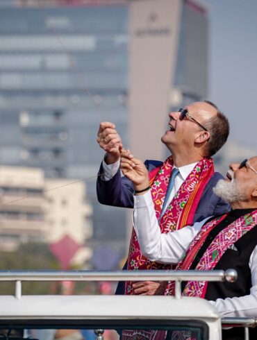Merz und Modi ziehen beim Drachenfestival an einem Strang.