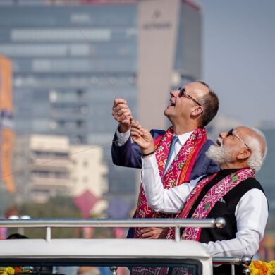 Merz und Modi ziehen beim Drachenfestival an einem Strang.