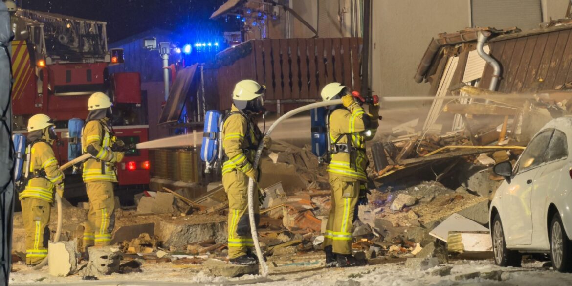 Am frühen Morgen wurden die Einsatzkräfte zu dem Haus gerufen.