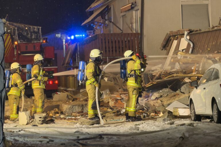 Am frühen Morgen wurden die Einsatzkräfte zu dem Haus gerufen.