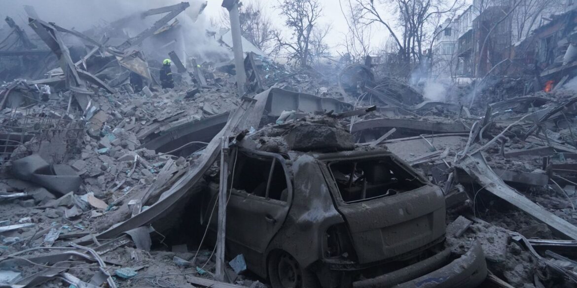 Rettungskräfte löschen einen Brand nach einem russischen Raketenangriff in Charkiw.