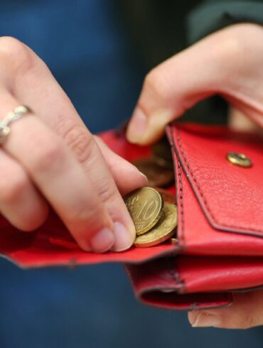 Gestiegene Preise belasten die Budgets der Menschen (Archivbild)
