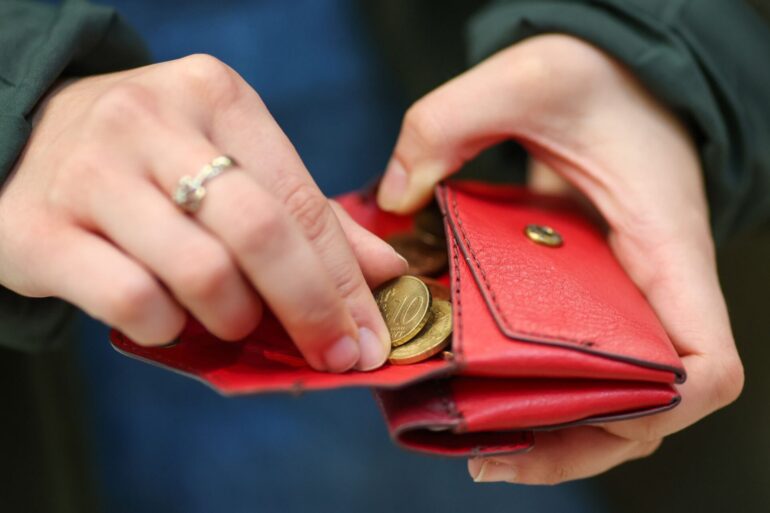 Gestiegene Preise belasten die Budgets der Menschen (Archivbild)