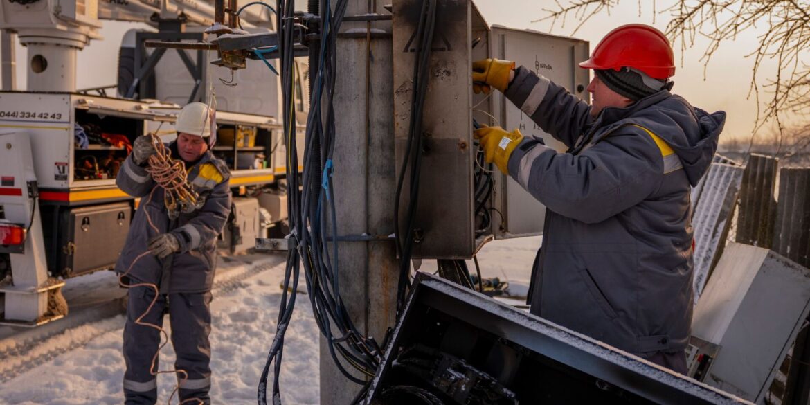 Elektriker in Kiew kämpfen um eine Wiederherstellung der Stromversorgung.
