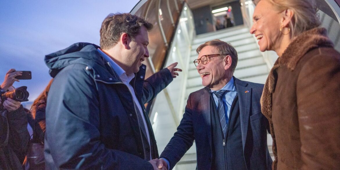 Außenminister Wadephul wurde unten am Flugzeug neben der isländischen Außenministerin Gunnarsdóttir auch von Vizekanzler Lars Klingbeil begrüßt.