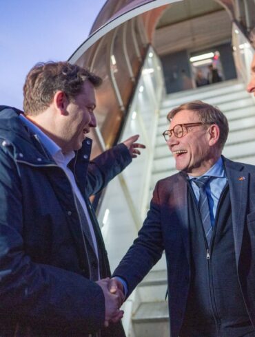 Außenminister Wadephul wurde unten am Flugzeug neben der isländischen Außenministerin Gunnarsdóttir auch von Vizekanzler Lars Klingbeil begrüßt.