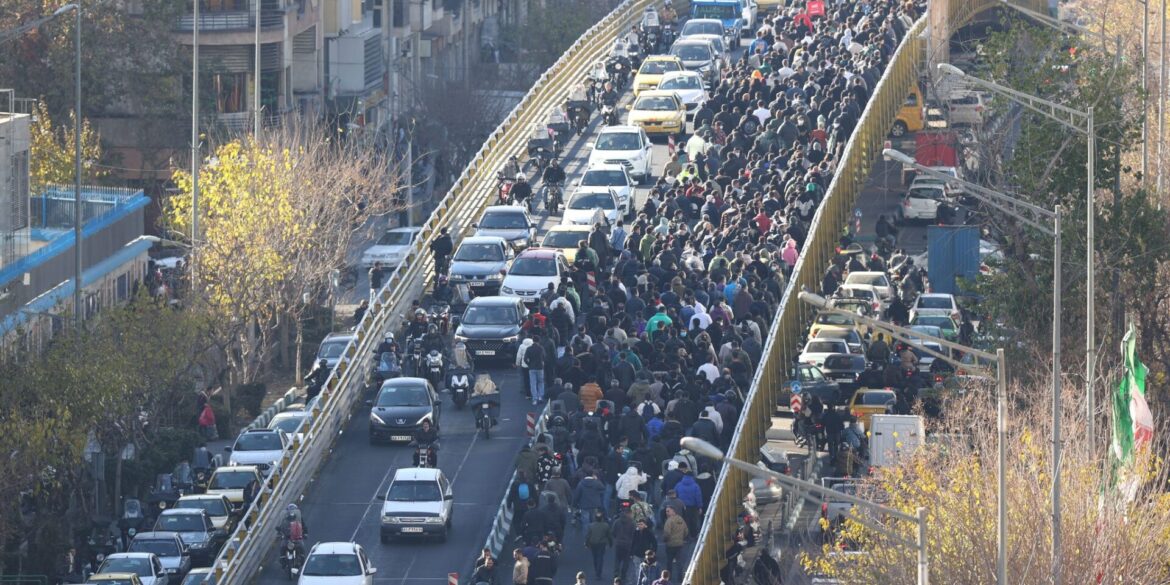 Bei den Protesten im Iran kommt es zunehmend zu Gewalt. (Archivbild)