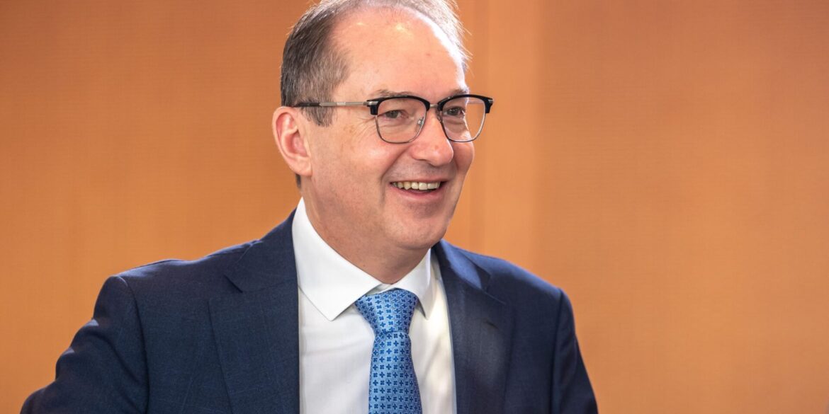 Dobrindt will den Verfassungsschutz ausbauen - auch über den reinen Nachrichtendienst hinaus. (Archivbild)