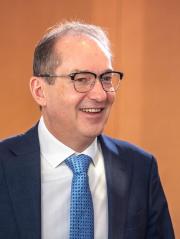 Dobrindt will den Verfassungsschutz ausbauen - auch über den reinen Nachrichtendienst hinaus. (Archivbild)