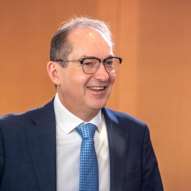 Dobrindt will den Verfassungsschutz ausbauen - auch über den reinen Nachrichtendienst hinaus. (Archivbild)