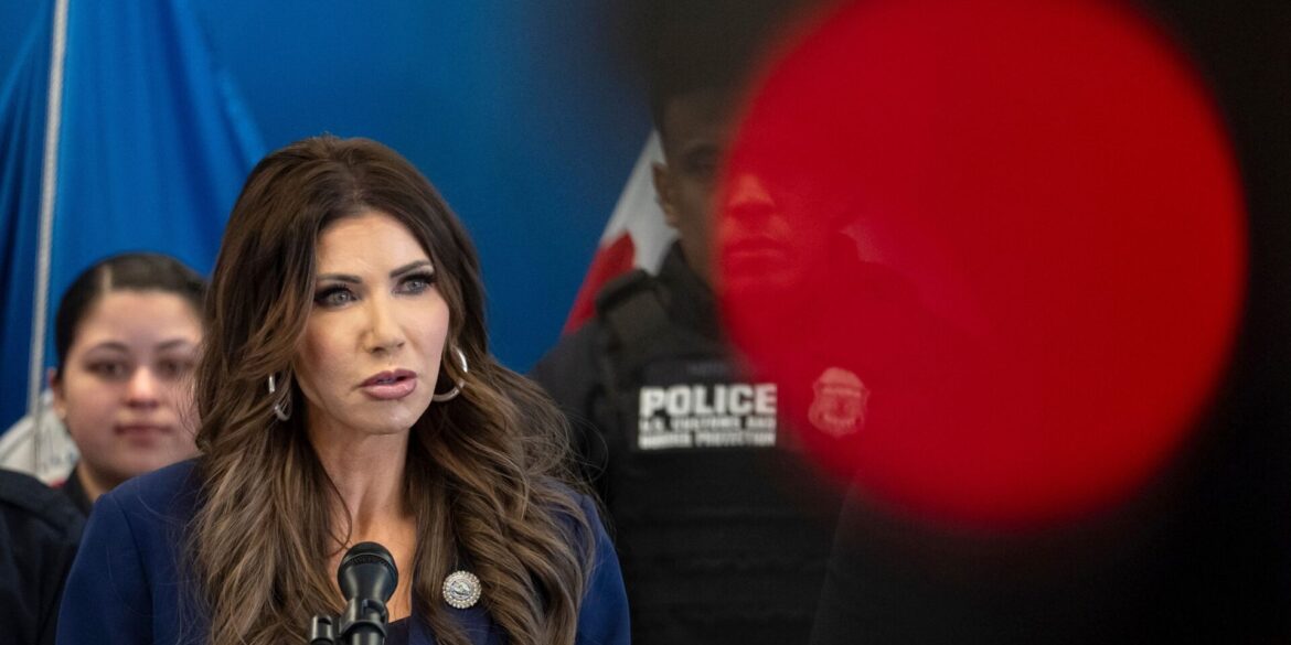 Kündigt die Entsendung Hunderter weiterer Bundesbeamter nach Minneapolis an - US-Heimatschutzministerin Kristi Noem. (Archivbild)