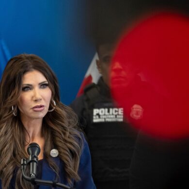 Kündigt die Entsendung Hunderter weiterer Bundesbeamter nach Minneapolis an - US-Heimatschutzministerin Kristi Noem. (Archivbild)
