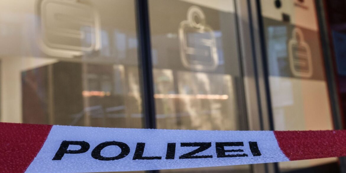 Ein Absperrband der Polizei hängt vor der Filiale der Sparkasse, deren Schließfächer ausgeräumt wurden