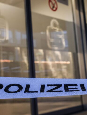 Ein Absperrband der Polizei hängt vor der Filiale der Sparkasse, deren Schließfächer ausgeräumt wurden
