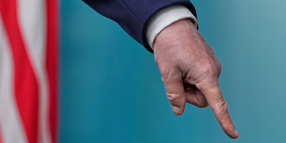 US-Präsident Donald Trump zeigt auf Dokumente auf dem Boden des Besprechungsraums, während er mit Reportern im James Brady Press Briefing Room im Weißen Haus spricht.