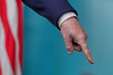 US-Präsident Donald Trump zeigt auf Dokumente auf dem Boden des Besprechungsraums, während er mit Reportern im James Brady Press Briefing Room im Weißen Haus spricht.