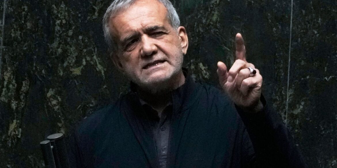Irans Präsident Massud Peseschkian warnt die USA vor einem Angriff auf den obersten Führer, Ajatollah Ali Chamenei. (Archivbild)