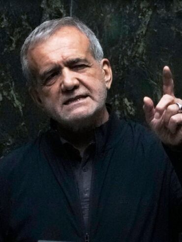 Irans Präsident Massud Peseschkian warnt die USA vor einem Angriff auf den obersten Führer, Ajatollah Ali Chamenei. (Archivbild)