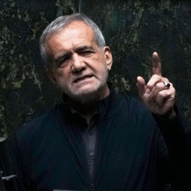 Irans Präsident Massud Peseschkian warnt die USA vor einem Angriff auf den obersten Führer, Ajatollah Ali Chamenei. (Archivbild)