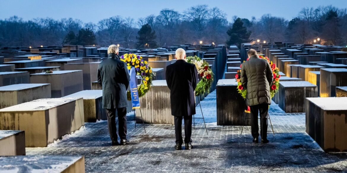 Alexander Dobrindt (r-l, CSU), Bundesinnenminister, Josef Schuster, Präsident des Zentralrates der Juden in Deutschland, und Magnus Brunner, Kommissar für Inneres und Migration der Europäischen Union.