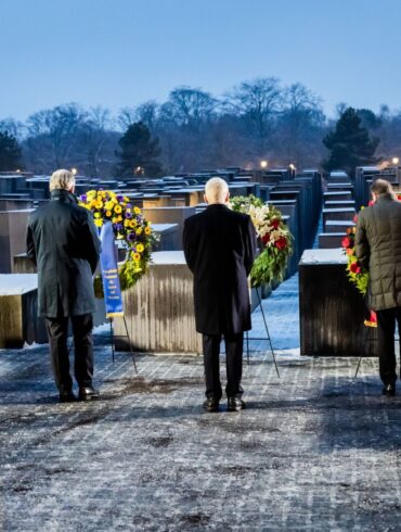 Alexander Dobrindt (r-l, CSU), Bundesinnenminister, Josef Schuster, Präsident des Zentralrates der Juden in Deutschland, und Magnus Brunner, Kommissar für Inneres und Migration der Europäischen Union.