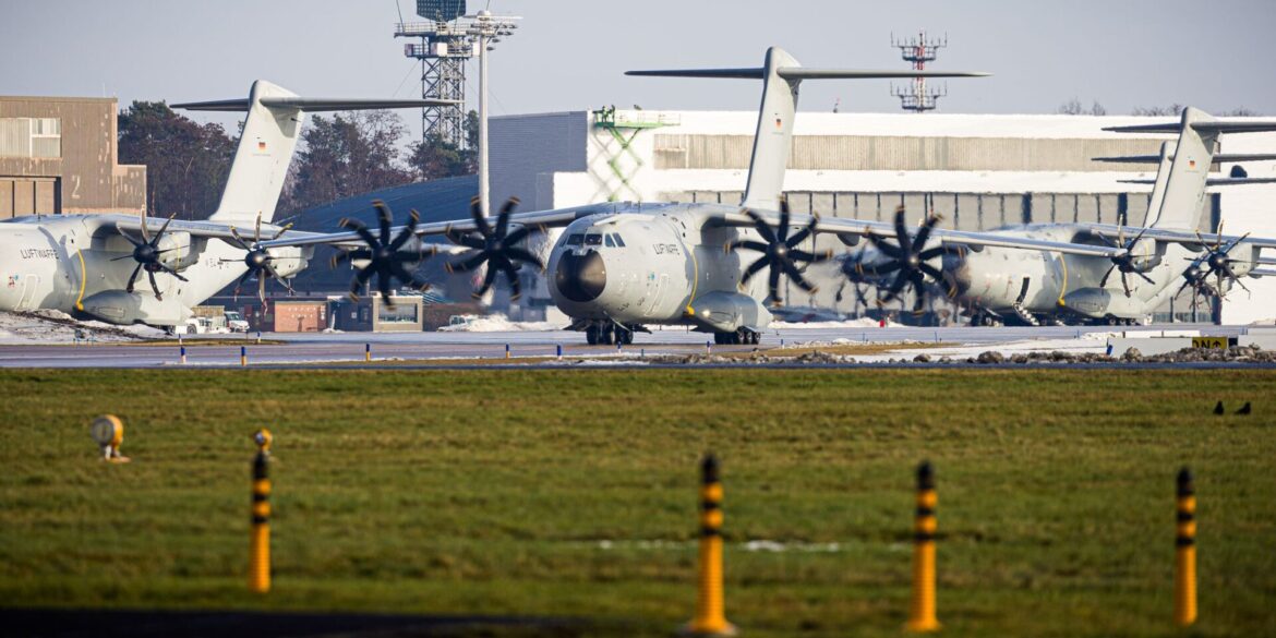 Deutsche Bundeswehr-Soldaten sind am Morgen vom Fliegerhorst Wunstorf nach Dänemark gestartet.